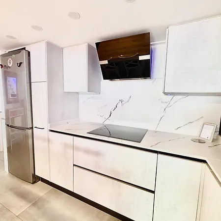 Chic & Artistic Los Cristianos Apartment *